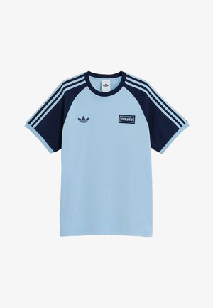 Lichtblauw en marineblauw sportshirt met korte mouwen, met strepen op de mouwen, Adidas-logo en een 'oasis' patch op de borst.