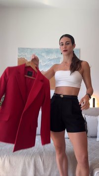 Rdeč blazer s krojem po meri, z zareznimi reverji in dvema sprednjima žepoma, ga nosi oseba v belem kratkem topu in črnih kratkih hlačah.