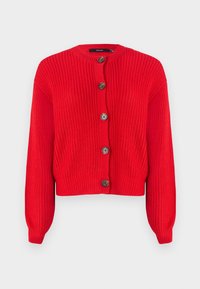 Cardigan rouge vif en maille avec manches longues, texture côtelée, encolure ronde et cinq boutons bruns sur le devant.