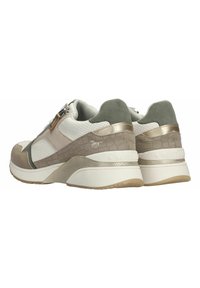 Sneakers z połączeniem białej skóry, szarego zamszu i metalicznych akcentów. Charakteryzują się teksturowanym wzorem i masywną białą gumową podeszwą.