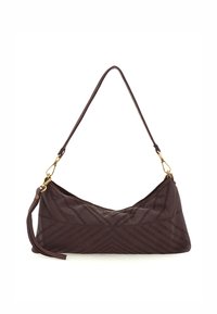 Borsa di un ricco bordeaux con forma curva, motivo testurizzato e dettagli in oro. Presenta una lunga tracolla e una corta maniglia per il polso.