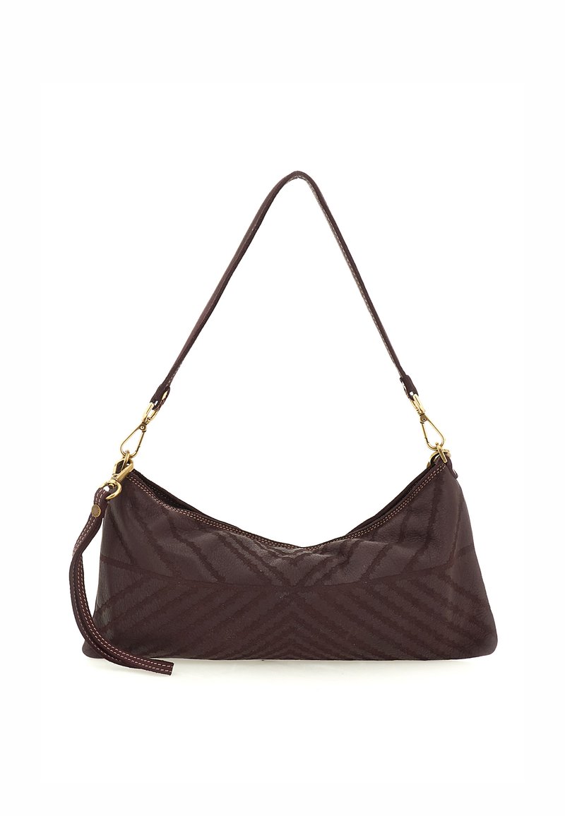 Borsa di un ricco bordeaux con forma curva, motivo testurizzato e dettagli in oro. Presenta una lunga tracolla e una corta maniglia per il polso.