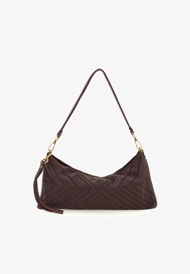 Borsa di un ricco bordeaux con forma curva, motivo testurizzato e dettagli in oro. Presenta una lunga tracolla e una corta maniglia per il polso.