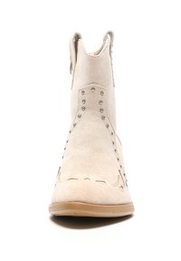 Botines de ante beige con acentos de tachuelas, puntera redonda, costuras decorativas y tiradores en la parte trasera para un fácil uso. Suela plana.