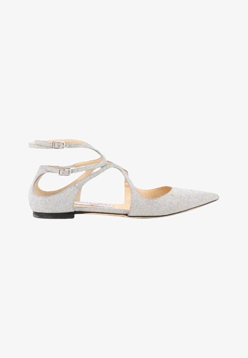 Chaussure plate pointue pailletée argentée avec doubles brides à la cheville et côtés découpés, talon bas noir et fermetures à boucle.