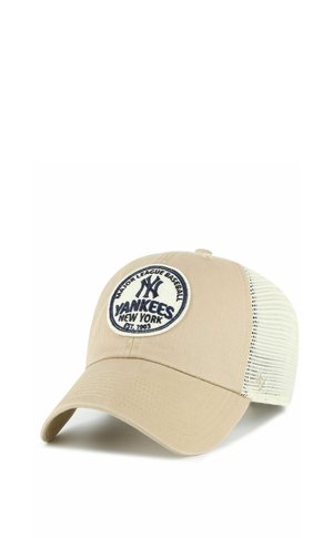 Beige-weiße Mesh-Basecap mit einem runden New York Yankees-Aufnäher vorne, der den Teamnamen und das Gründungsjahr zeigt.