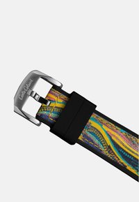 Cintura in tessuto colorato con un motivo multicolore a spirale. Include una fibbia in metallo argentato e un fermacintura in plastica nera.