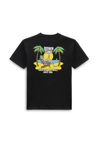 Camiseta negra de algodón con un gráfico colorido de un esqueleto relajándose debajo de palmeras con el texto "DOWN TIME" y "VANS OFF THE WALL."