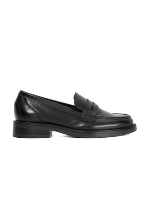 Zwarte leren loafers met een lage gestapelde hak, voorzien van een voorbanddetail en een soepele textuur, ontworpen voor casual of formele gelegenheid.