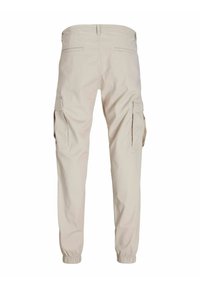 Hellbeige Cargo-Hosen mit elastischen Bündchen, mehreren Seitentaschen und glatter Textur. Rückansicht zeigt ein schlichtes, gerades Design.
