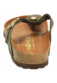 Sandal in pelle verde con suola in sughero marrone texturizzato, accessori in tonalità dorata e plantare con branding in oro impresso.