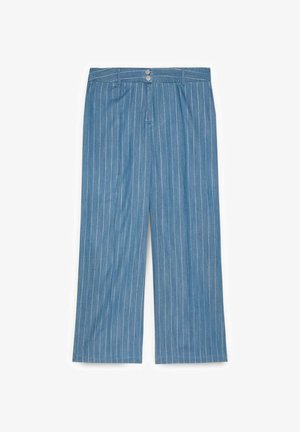 Blauwe, wijde broek met hoge taille en witte verticale krijtstrepen, twee zilveren knopen, riemlussen en een ritssluiting.