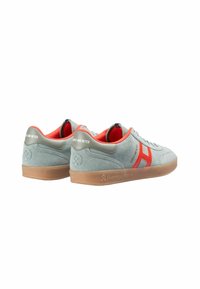 Szare zamszowe sneakersy z czerwonymi akcentami, z okrągłym noskiem, sznurowanym przodem, wyściełanym kołnierzem i fakturowaną gumową podeszwą. Nazwa marki na pięcie.