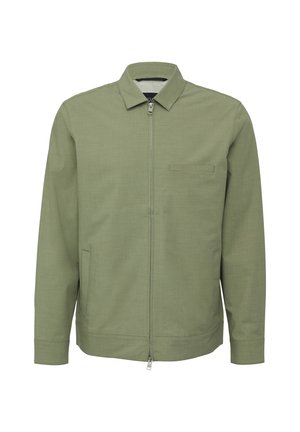 Veste vert olive en tissu texturé, avec une fermeture éclair sur le devant, un col montant et une poche poitrine accompagnée de poches latérales.