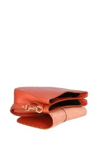 Leren handtas in oranje met verticale uitstraling, twee compartimenten en een roze leren klep. Gouden hardware accenten op de strap.
