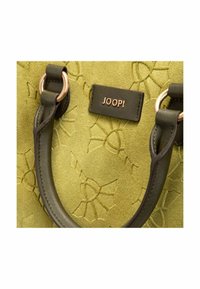 Borsa in verde oliva con motivi decorativi, presenta manici in pelle marrone e un'etichetta in ottone con il logo "JOOP!". Superficie in tessuto testurizzato.