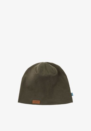 Olivengrøn strikhue med et lille læderlogo fra "Swedemount" foran og et svensk flagmærke på siden.