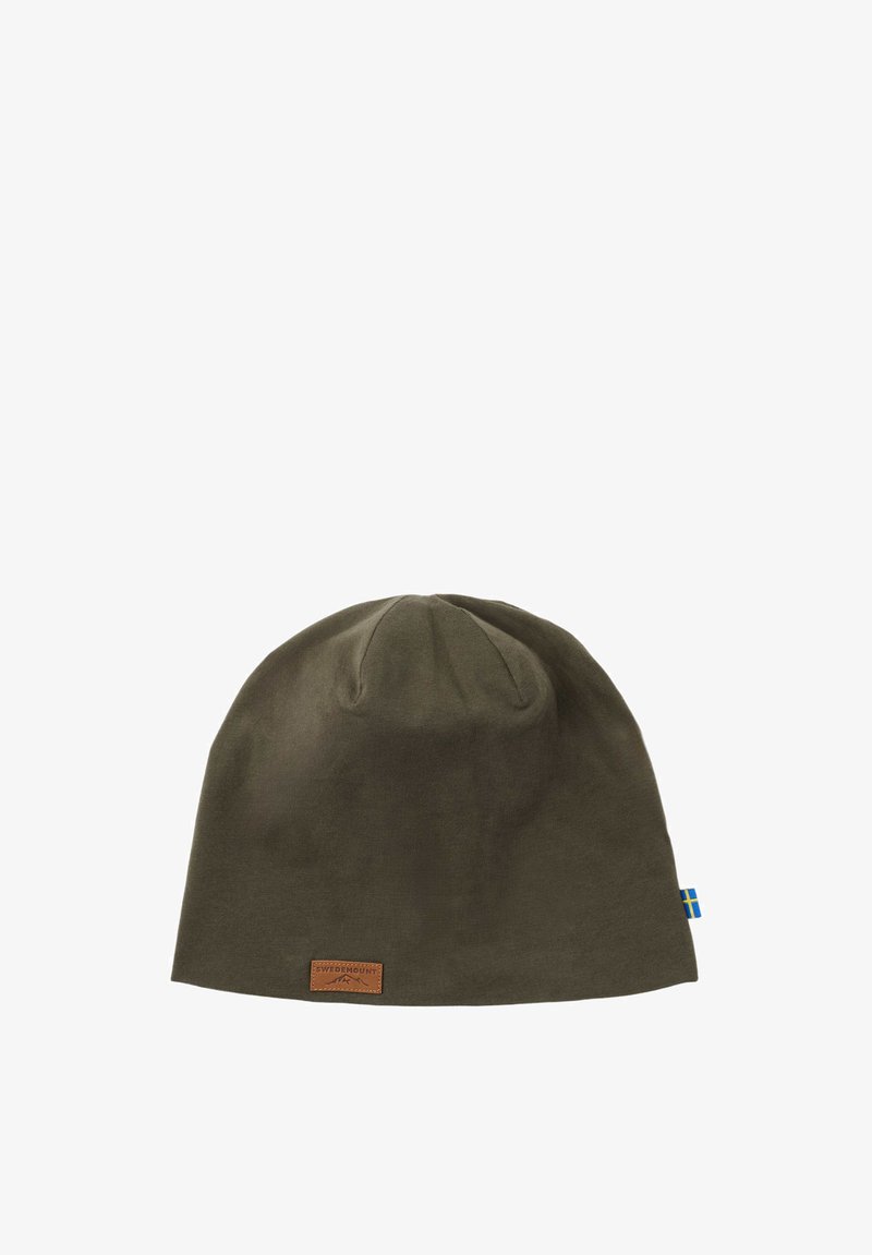 Bonnet en tissu vert olive avec un petit patch logo en cuir "Swedemount" à l'avant et une étiquette drapeau suédois sur le côté.