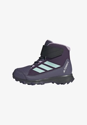 Bota de senderismo morada de caña alta, con puntera reforzada, correa negra y diseño de tres rayas en verde menta. Suela resistente para mayor tracción.