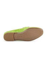 Groene suède instapper met een gladde textuur, voorzien van een bruine rubberen zool met een golvend patroon en "Gabor" gedrukt op de onderkant.