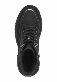 Bottines noires à bout rond, en tissu texturé, avec œillets métalliques, lacets noirs épais, fermeture éclair et intérieur rembourré pour plus de confort.