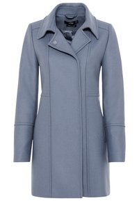 Cappotto azzurro con finitura strutturata, collo a revers, tasche laterali e chiusura con bottoni. Linea sagomata con cuciture decorative sul davanti.