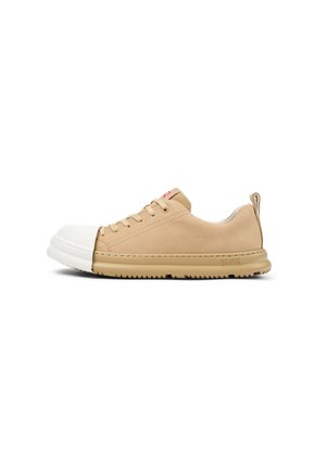 Sneaker in suede beige con punta in gomma bianca, lacci rotondi, suola in gomma e linguetta sul tallone. Patch del logo rosso sul lato.