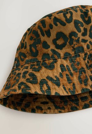 Cappello a secchiello con stampa leopardata in una tonalità di marrone caldo, caratterizzato da macchie verdi, realizzato in cotone e con un tessuto testurizzato con dettagli di cucitura visibili.