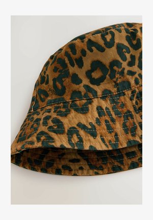 Chapeau seau à imprimé léopard dans une teinte brune chaude, avec des taches vertes, en coton, et un tissu texturé avec des détails de couture visibles.