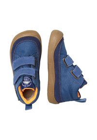 Modré plátěné boty na suchý zip, s hnědými gumovými podrážkami a oranžovým vnitřním podšíváním. Vyznačují se pevným designem a kulatou špičkou.