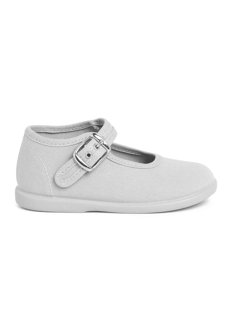 Zapato tipo Mary Jane de lona gris con una correa y hebilla, puntera redondeada, suela flexible y textura suave, ofreciendo un diseño casual y ligero.