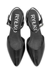 Scarpe slingback in pelle nera con punta affilata e ritaglio centrale. Presentano una sottile cinghia alla caviglia con una fibbia metallica.