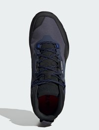 Černá a námořnická turistická bota s texturovaným síťovaným svrškem, zesílenou špičkou, modrými tkaničkami a polstrovanou stélkou. Disponuje nízkoprofilovým designem.