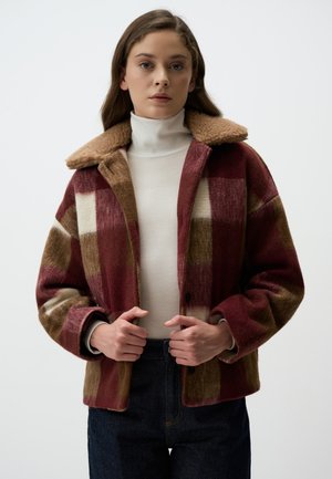 Veste en mélange de laine à motifs écossais bordeaux, marron et crème ; dotée d'un col en fausse fourrure et d'une fermeture à boutons ; coupe décontractée avec des manches larges.