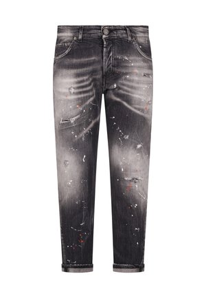 Czarne, wyprane w czerni jeansy o dopasowanym kroju, z przetarciami, białymi i czerwonymi plamami z farby oraz podwiniętymi mankietami.
