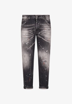 Czarne, wyprane w czerni jeansy o dopasowanym kroju, z przetarciami, białymi i czerwonymi plamami z farby oraz podwiniętymi mankietami.