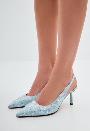Bottines à talon ouvert bleu clair avec un bout pointu, ornées de strass, dotées d'un talon fin et d'une texture lisse.
