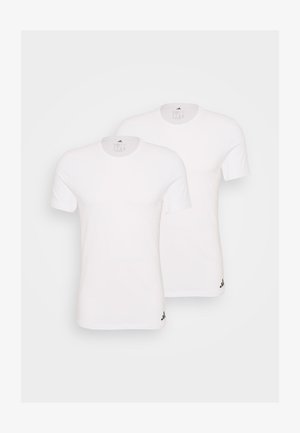 Dva bijela pamučna majica kratkih rukava s okruglim izrezom. Crni Adidas logo naglašava rub. Jednostavan dizajn, bez uzoraka.
