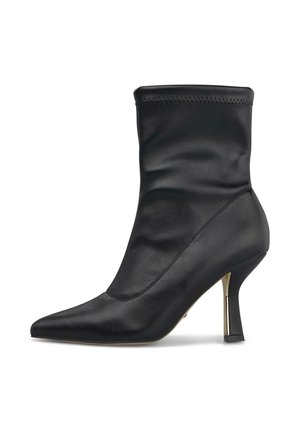Bota estilo stiletto de cuero negro hasta media pantorrilla con punta afilada y detalle dorado en el tacón alto, delgado y curvado.