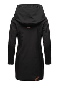 Zwarte waterproof jas met een grote capuchon, gladde textuur, lange mouwen en gestikt logo. Heeft een bruin leren accent aan de zoom.