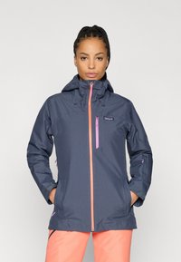 Αδιάβροχο ναυτικό μπουφάν με κουκούλα, διαθέτει ροζ φερμουάρ και λεπτομέρειες, ρυθμιζόμενους καρπούς και μπροστινές τσέπες. Μαλακή υφή, σύγχρονος σχεδιασμός.