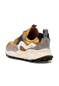 Vícebarevné tenisky s kombinací materiálů: semiš, síťovina a guma. Design zahrnuje tečkovanou podrážku a kontrastní akcenty.