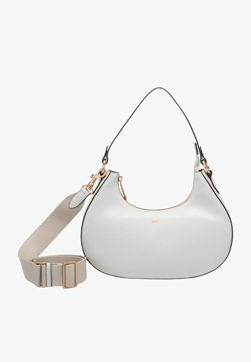 Sac à main blanc en forme de croissant avec bordure noire, ferrures dorées, poignée courte et bandoulière large beige amovible et réglable.