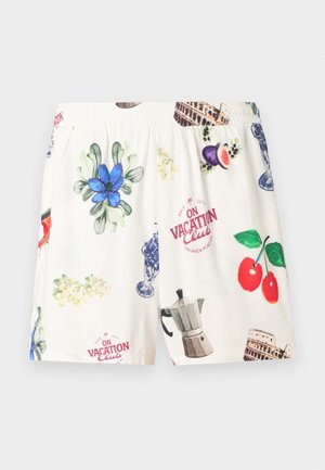 Witte korte broek met kleurrijke prints, waaronder blauwe bloemen, kersen, een koffiezetapparaat, het Colosseum, vijgen en de tekst "On Vacation Club".