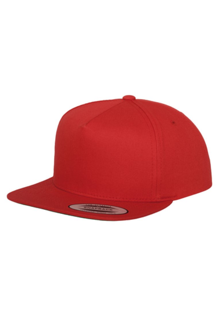 Rode snapback pet met een vlakke klep, gemaakt van gladde stof. Heeft een eenvoudig, effen ontwerp zonder patronen of versieringen.
