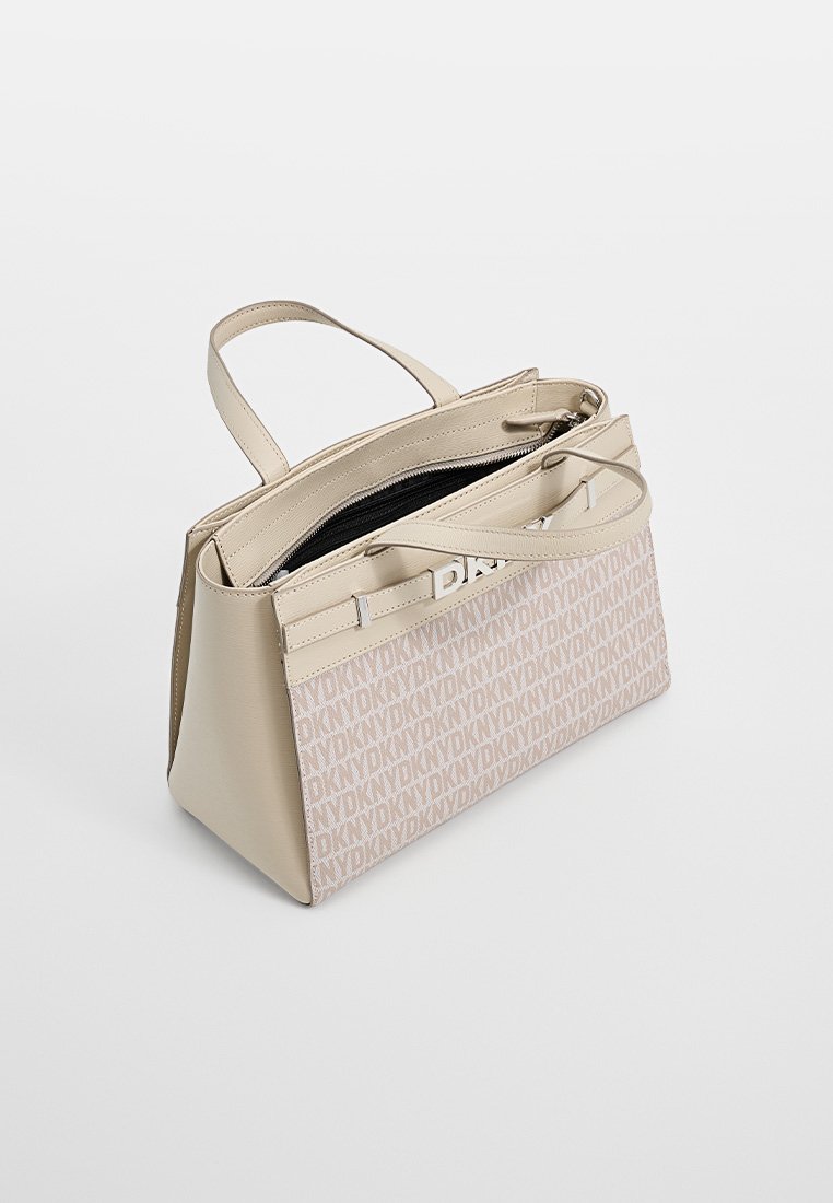 Beige Handtasche mit strukturiertem Design, ausgestattet mit einer kontrastierenden gemusterten Vorderseite und einem schwarz gefütterten Reißverschluss-Innenraum. Enthält zwei obere Tragegriffe.