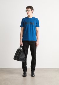 BOSS TEE - Apdrukāts T-krekls - open blue