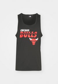Fekete ujjatlan felső, amelyen a "CHICAGO BULLS" felirat piros színnel és fehér kerettel látható. Az alján középen egy piros bika grafika található. Könnyű anyagból készült.