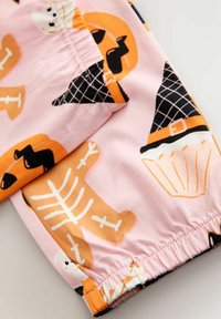 Roze stoffen shorts met een Halloween-thema print, inclusief pompoenen, geesten, skeletten en ijshoorntjes, met een elastische tailleband.