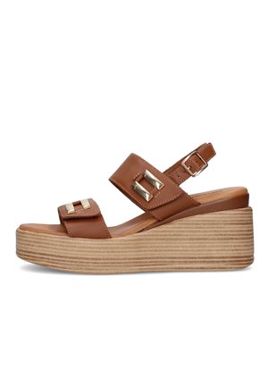 Sandalo zeppa in pelle marrone con due cinturini con fibbie dorate e cinturino regolabile alla caviglia, con suola platform stratificata con texture effetto legno.